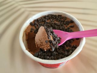 롯데제과 본젤라또 비스킷&바닐라카라멜바, 본젤라또 베리쇼콜라컵 — 5점을 준 리뷰어가 2021년 11월 올린 사용 사진