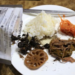 하나마이 [마마쿡] 전 청와대 천상현 셰프의 밑반찬  5종세트(소고기 장조림+연근조림+진미채+간장김자반+새우김자반) — 2점을 준 리뷰어가 2023년 5월 올린 사용 사진