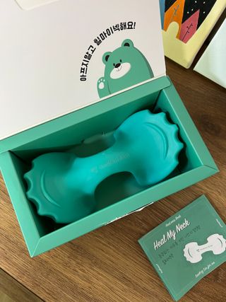 힐니스북 [힐마이넥]   거북목 통증완화를 위한 휴대용 목 안마기 — 5점을 준 리뷰어가 2022년 12월 올린 사용 사진