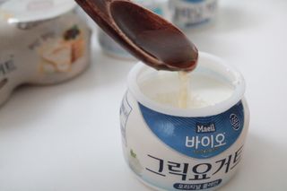 매일바이오 그릭요거트 오리지널 플레인 4개, 로스터리 커피믹스 4개 — 5점을 준 리뷰어가 2021년 12월 올린 사용 사진