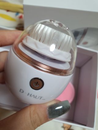디하우트 랩 디하우트랩 클렌징 피부관리기 진동클렌저 실리콘+2종 인조모 브러시 — 5점을 준 리뷰어가 2021년 11월 올린 사용 사진