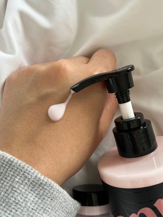 난나 살몬 스파이더 검버섯 미백 톤업 화이트닝 연어 앰플 크림 300ml 대용량 — 5점을 준 리뷰어가 2022년 11월 올린 사용 사진