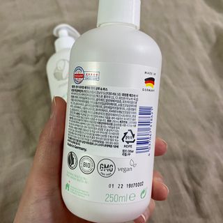 mom e 맘이 내추럴 베이비 케어 샴푸앤바스+로션 — 4.5점을 준 리뷰어가 2021년 2월 올린 사용 사진