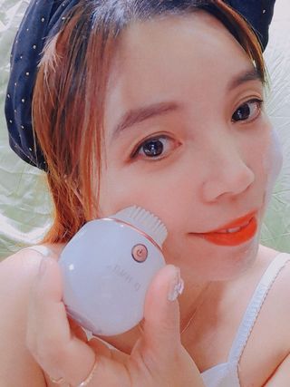 디하우트 랩 디하우트랩 클렌징 피부관리기 진동클렌저 실리콘+2종 인조모 브러시 — 5점을 준 리뷰어가 2021년 12월 올린 사용 사진