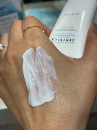 [스킨1004] 마다가스카르 센텔라 히알루-시카 워터핏 선세럼 50ml — 5점을 준 리뷰어가 2024년 5월 올린 사용 사진