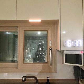 아카라 어두울 때만 켜지는 스마트 무선 센서등 — 5점을 준 리뷰어가 2021년 11월 올린 사용 사진