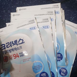 나무드 [유한킴벌리] 크리넥스 KF94 데일리 마스크 화이트 대형 블랙 10개 , 대형 화이트 10개 — 5점을 준 리뷰어가 2021년 10월 올린 사용 사진