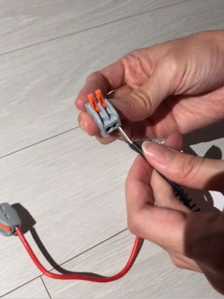 아카라 조명 스위치를 누워서 끄는 방법 (스마트 조명 스위치 2구 + 무선 리모트 스위치 1구 T1, 스마트 허브 E1) — 2.5점을 준 리뷰어가 2021년 12월 올린 사용 사진