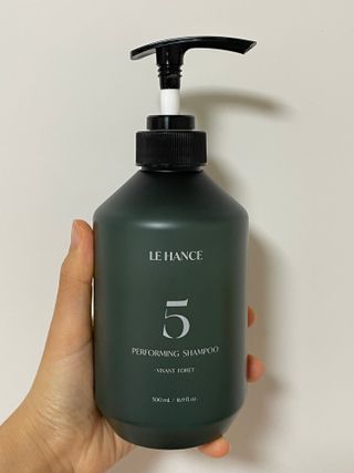 르핸스 퍼포밍 5 샴푸 비반트 포렛/베티버 포그 — 5점을 준 리뷰어가 2022년 12월 올린 사용 사진