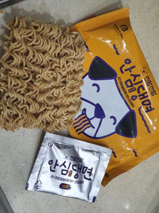 안심댕면 강아지라면 5봉지+쓰담쓰담 종합영양제 2스틱 샘플 증정 — 5점을 준 리뷰어가 2022년 8월 올린 사용 사진
