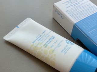 틱톡 [후르디아] 백탁NO! 화잘먹 수분광 선 에센스✨ — 4.5점을 준 리뷰어가 2023년 6월 올린 사용 사진