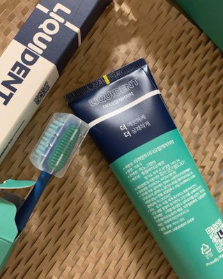 리퀴덴트 오랄케어 온가족용 리퀴덴트 더더 오랄케어 무불소 치약 + 임상시험완료 이중 미세 엠보싱 칫솔 올데이세트 — 5점을 준 리뷰어가 2021년 1월 올린 사용 사진