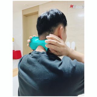힐니스북 [힐마이넥]   거북목 통증완화를 위한 휴대용 목 안마기 — 5점을 준 리뷰어가 2022년 12월 올린 사용 사진