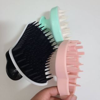 온가족 시원한샴푸 깨끗한두피 샴푸브러쉬 두피스케일링 히트팡블랙에디션 — 5점을 준 리뷰어가 2021년 7월 올린 사용 사진
