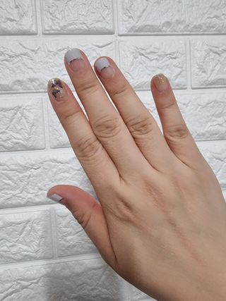 [네일가게] 햇빛에 닿으면 색이 변하는 신기한 햇살 반전 네일스티커_B — 3.5점을 준 리뷰어가 2021년 9월 올린 사용 사진