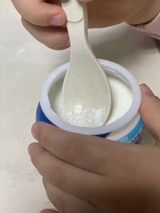 매일바이오 그릭요거트 오리지널 플레인 4개, 로스터리 커피믹스 4개 — 4점을 준 리뷰어가 2021년 12월 올린 사용 사진