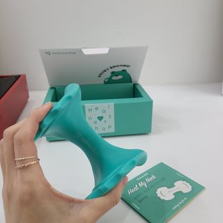 힐니스북 [힐마이넥]   거북목 통증완화를 위한 휴대용 목 안마기 — 4.5점을 준 리뷰어가 2022년 12월 올린 사용 사진