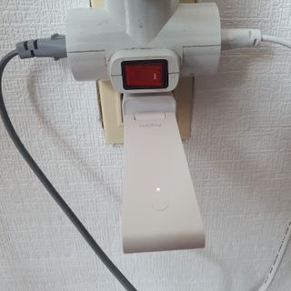 아카라 조명 스위치를 누워서 끄는 방법 (스마트 조명 스위치 2구 + 무선 리모트 스위치 1구 T1, 스마트 허브 E1) — 5점을 준 리뷰어가 2021년 12월 올린 사용 사진