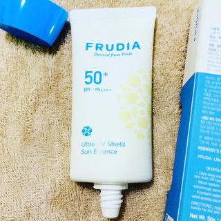 틱톡 [후르디아] 백탁NO! 화잘먹 수분광 선 에센스✨ — 5점을 준 리뷰어가 2023년 7월 올린 사용 사진
