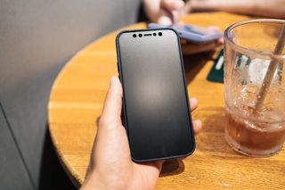 아클리브 Eco 항균 항바이러스 액정 보호필름(iPhone) — 4.5점을 준 리뷰어가 2022년 8월 올린 사용 사진