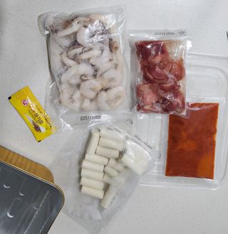 화끈한녀석들 새오똥400g 새우,오징어,똥집 볶음요리 소스,밀떡, 참기름 포함 — 5점을 준 리뷰어가 2022년 12월 올린 사용 사진