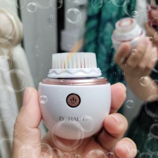 디하우트 랩 디하우트랩 클렌징 피부관리기 진동클렌저 실리콘+2종 인조모 브러시 — 5점을 준 리뷰어가 2021년 11월 올린 사용 사진