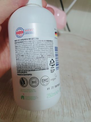 mom e 맘이 내추럴 베이비 케어 샴푸앤바스+로션 — 5점을 준 리뷰어가 2021년 1월 올린 사용 사진