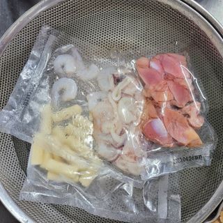 화끈한녀석들 새오똥400g 새우,오징어,똥집 볶음요리 소스,밀떡, 참기름 포함 — 5점을 준 리뷰어가 2022년 11월 올린 사용 사진