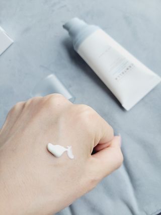 [스킨1004] 마다가스카르 센텔라 히알루-시카 워터핏 선세럼 50ml — 5점을 준 리뷰어가 2024년 5월 올린 사용 사진