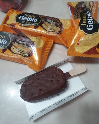 롯데제과 본젤라또 비스킷&바닐라카라멜바, 본젤라또 베리쇼콜라컵 — 4점을 준 리뷰어가 2021년 12월 올린 사용 사진