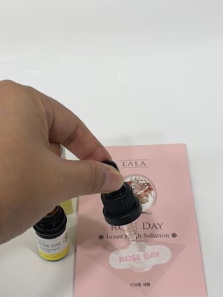 라라로즈데이 시즌2 천연 아로마오일 Y존 케어 속옷향수 이너퍼퓸 5ml  여성의 자존감을 UP시키자 — 4점을 준 리뷰어가 2021년 10월 올린 사용 사진