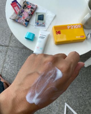 리더스코스메틱 리더스 카밍 바이오틱스 선 에센스 SPF 50+ PA++++ — 5점을 준 리뷰어가 2022년 6월 올린 사용 사진