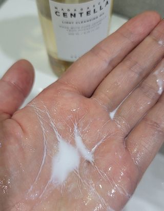 스킨1004 [SKIN1004] 마다가스카르 센텔라 라이트 클렌징 오일 200ml — 4점을 준 리뷰어가 2024년 8월 올린 사용 사진