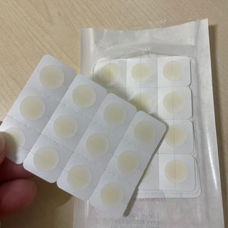올리브영 엘라밴드 하이드로 도트 스팟패치 12mm, 티트리 — 5점을 준 리뷰어가 2022년 9월 올린 사용 사진