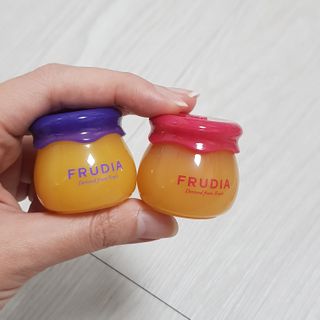 [후르디아] 올리브영 꿀과즙 립밤 2종 (블루베리/석류) — 5점을 준 리뷰어가 2022년 12월 올린 사용 사진