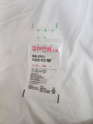 [큐어반H 스팟] 자외선 99프로 차단되는 스틱타입 스팟밴드(1팩 / 66매입) — 5점을 준 리뷰어가 2022년 12월 올린 사용 사진