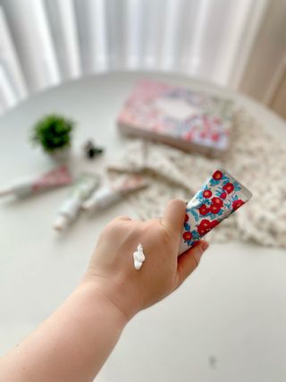 더사가오브수 [사가수] 사계절 원료를 담아내어 진한 보습을 선사하는, 효혜윤 보태니컬 에너지 핸드크림 세트 — 4점을 준 리뷰어가 2023년 3월 올린 사용 사진