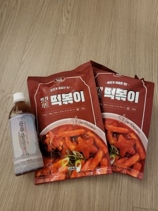 빨간키트 떡볶이 밀키트 2~3인분 매운맛 국물 떡볶이 만들기 쉬운 황금 레시피 분말 소스로 간편한 요리 — 5점을 준 리뷰어가 2021년 10월 올린 사용 사진