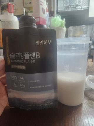 일일하우 슬리밍 플랜B 고소한 귀리맛, 진한 카카오맛 (체중조절식) — 3.5점을 준 리뷰어가 2023년 7월 올린 사용 사진