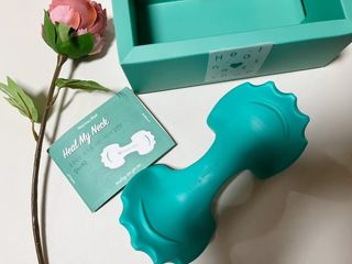 힐니스북 [힐마이넥]   거북목 통증완화를 위한 휴대용 목 안마기 — 5점을 준 리뷰어가 2022년 12월 올린 사용 사진