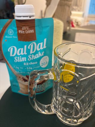 달달슬림쉐이크 [블로그]달달슬림 맛있는 단백질 쉐이크 파우치 다이어트 식사대용 프로틴 파우더 보충제 — 5점을 준 리뷰어가 2025년 10월 올린 사용 사진