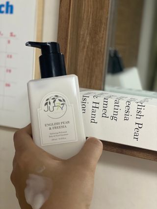 줄라이 모닝 _ JULY MORNING 줄라이모닝 하이드레이팅 퍼퓸드 바디앤핸드 에멀젼 — 4점을 준 리뷰어가 2022년 3월 올린 사용 사진