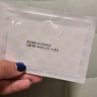 올리브영 엘라밴드 하이드로 도트 스팟패치 12mm, 티트리 — 5점을 준 리뷰어가 2022년 10월 올린 사용 사진