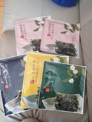 [해림맛김] 들기름에 구운 바삭바삭 김 4종 세트 + 1종 랜덤발송 총5개입 — 5점을 준 리뷰어가 2021년 2월 올린 사용 사진