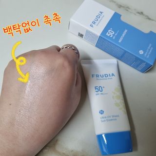 틱톡 [후르디아] 백탁NO! 화잘먹 수분광 선 에센스✨ — 5점을 준 리뷰어가 2023년 6월 올린 사용 사진