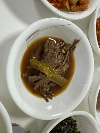 하나마이 [마마쿡] 전 청와대 천상현 셰프의 밑반찬  5종세트(소고기 장조림+연근조림+진미채+간장김자반+새우김자반) — 4점을 준 리뷰어가 2023년 4월 올린 사용 사진