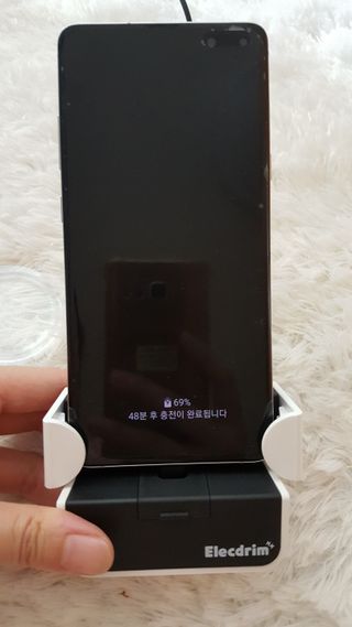 [일렉드림] 세상에서 가장 스마트한 충전거치대 — 5점을 준 리뷰어가 2022년 7월 올린 사용 사진