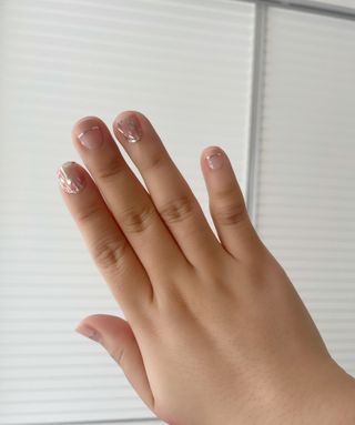 [네일가게] 햇빛에 닿으면 색이 변하는 신기한 햇살 반전 네일스티커_B — 5점을 준 리뷰어가 2021년 8월 올린 사용 사진