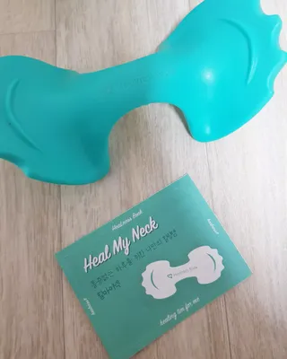 힐니스북 [힐마이넥]   거북목 통증완화를 위한 휴대용 목 안마기 — 4점을 준 리뷰어가 2022년 12월 올린 사용 사진