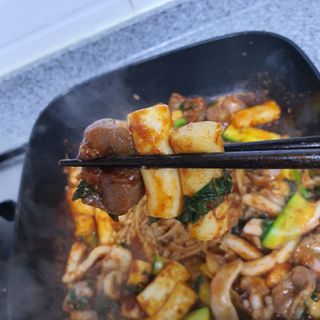 화끈한녀석들 새오똥400g 새우,오징어,똥집 볶음요리 소스,밀떡, 참기름 포함 — 5점을 준 리뷰어가 2022년 12월 올린 사용 사진